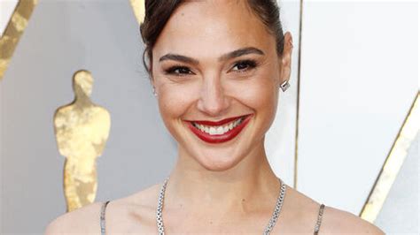 Image of topless Gal Gadot whips internet into a frenzy